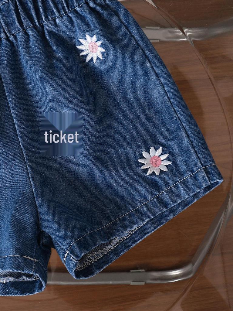 Летний комплект из двух предметов для девочек: Белый топ в рубчик с рукавами-крылышками и джинсовые шорты с ромашками