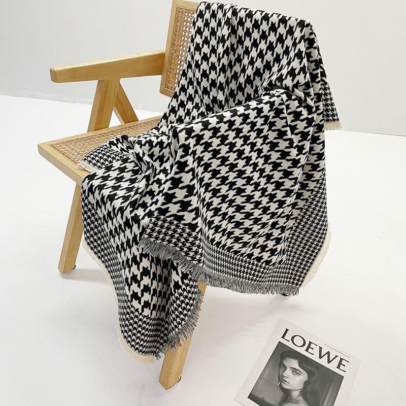 Autumn and Winter New Jacquard Square Scarf Women's Fashion High-end Imitation Cashmere Shawl Versatile Thickened Warm Scarf