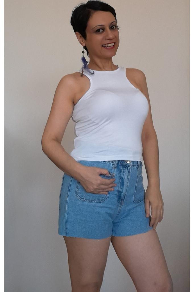 Женская стильная футболка большого размера. Белая футболка из чесаного хлопка и вискозы с боковым окном спереди и сзади.