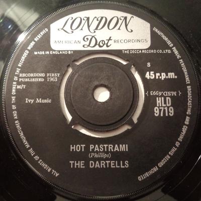 7-дюймовая пластинка DARTELLS - Hot Pastrami /Dartell Stomp HLD9719 London Records, 1963 UK Рок Б/У