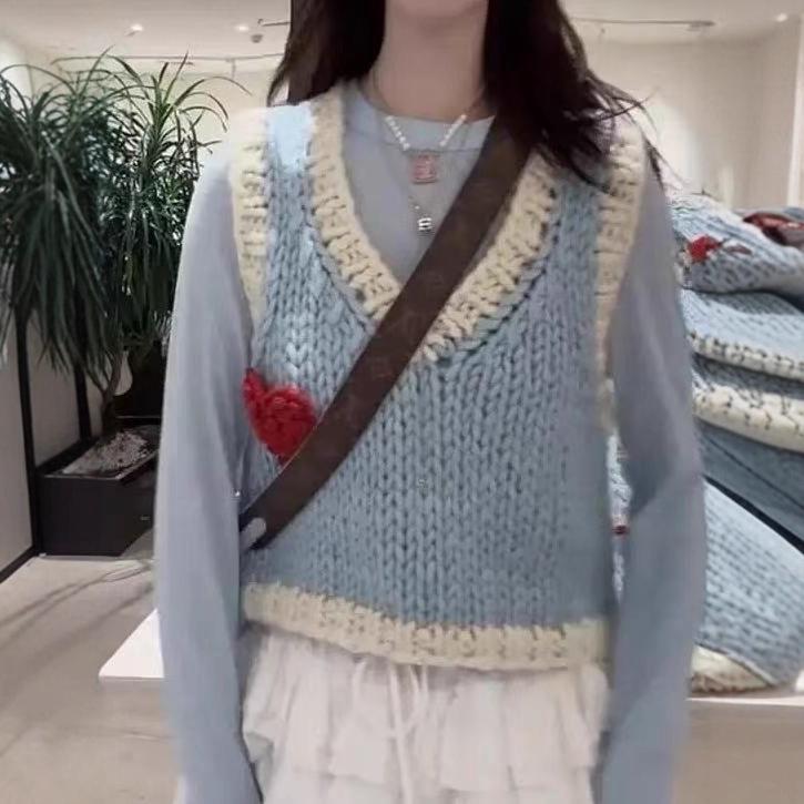Вязаный вручную 3D жилет с сердечками на осень - Трендовый и уникальный дизайн