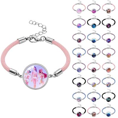 Браслет с подвеской из бусин с кракелюрным дизайном и инкрустацией драгоценными камнями