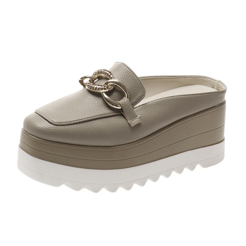 Модные женские туфли-мюли на танкетке с металлической цепочкой 2024 года, летние тапочки на толстой платформе, женские повседневные мокасины из искусственной кожи с толстой подошвой, большие размеры