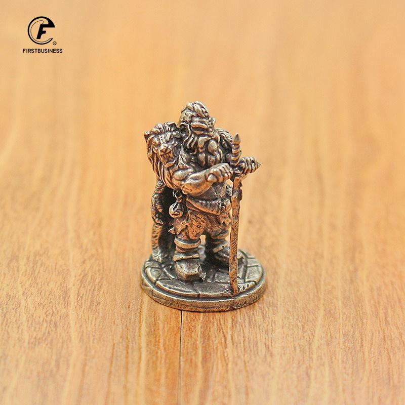 Винтажная миниатюрная статуэтка воина-гнома из белой латуни, настольная игра, модель воина, игрушка, настольное декоративное украшение, ремесло, подарок