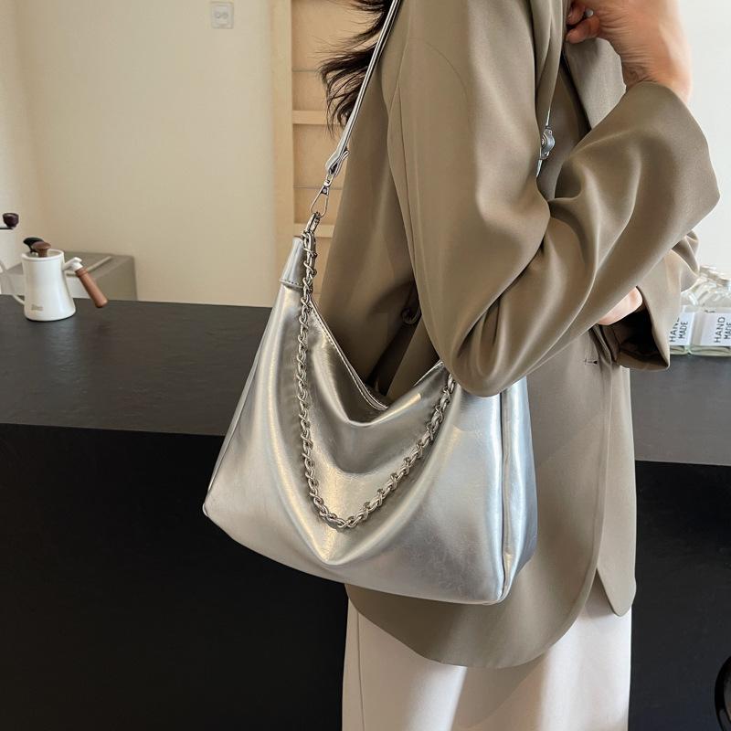 Simple and Fashionable Underarm Bag, Commuter Messenger Bag, Large-capacity Versatile Casual Tote Bag.