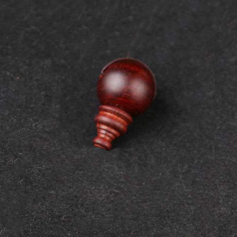 Браслет из бусин из зеленого эбенового дерева и красного сандала с головой Будды, подвеской в виде тыквы-горлянки и аксессуарами Ваджра Бодхи.