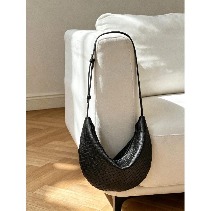 Woven high-end shoulder bag, fashionable large-capacity crossbody bag for commuting, simple and versatile dumpling bag, crescent bag
