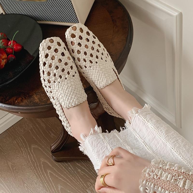 Мода 2025 Новые летние удобные плетеные сандалии Женские низкий толстый каблук Слипоны Повседневные полые дышащие сандалии Женская обувь для ходьбы