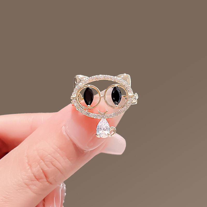 High-End Women's Cute Cat Brooch: Hollow Anti-Exposure Pin for Shirt Collar & Corsage