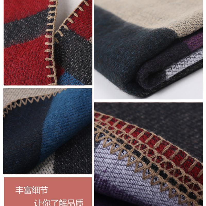 Шаль, шарф, накидка, плащ из искусственного кашемира того же цвета и с крупными цветными блоками на подиуме.