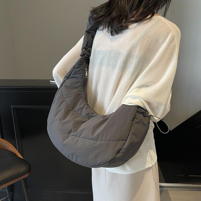 Premium sense large capacity down bag women's 2025 new fashion trendy college style dumpling bag casual shoulder messenger bag
