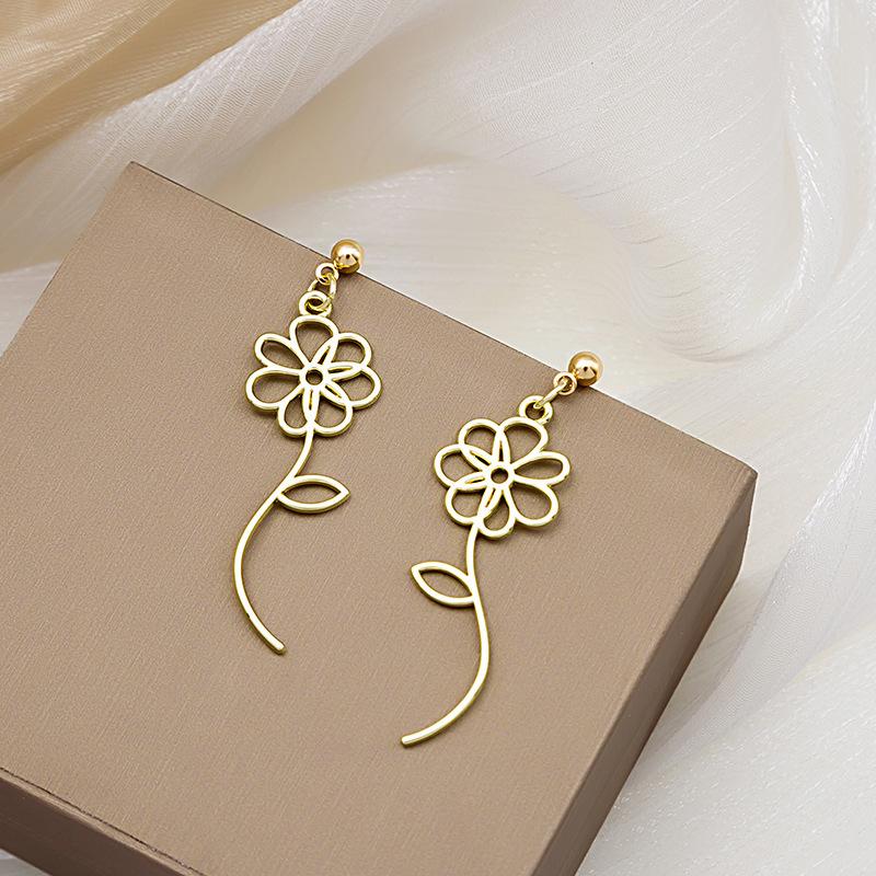 Creative Fashion Metal Wind Stud Earrings Hollow Three-Dimensional Heart-Shaped Geometric Petals Five-Pointed Star Simple Wind Earrings Women