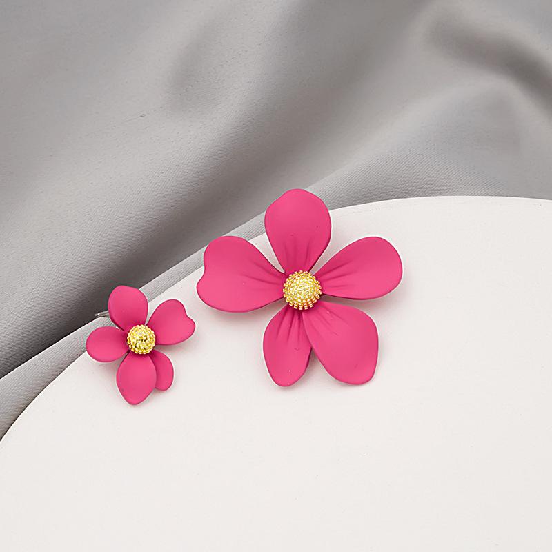 Серебряные асимметричные серьги-цветы в виде игл - элегантный стиль сказочного леса с изысканным дизайном тычинок