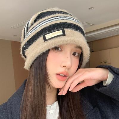 Полосатая вязаная шапка с большим обхватом головы, подчеркивающая лицо, небольшая стопка шапок, универсальное тепло и ветронепродуваемая холодная шапка