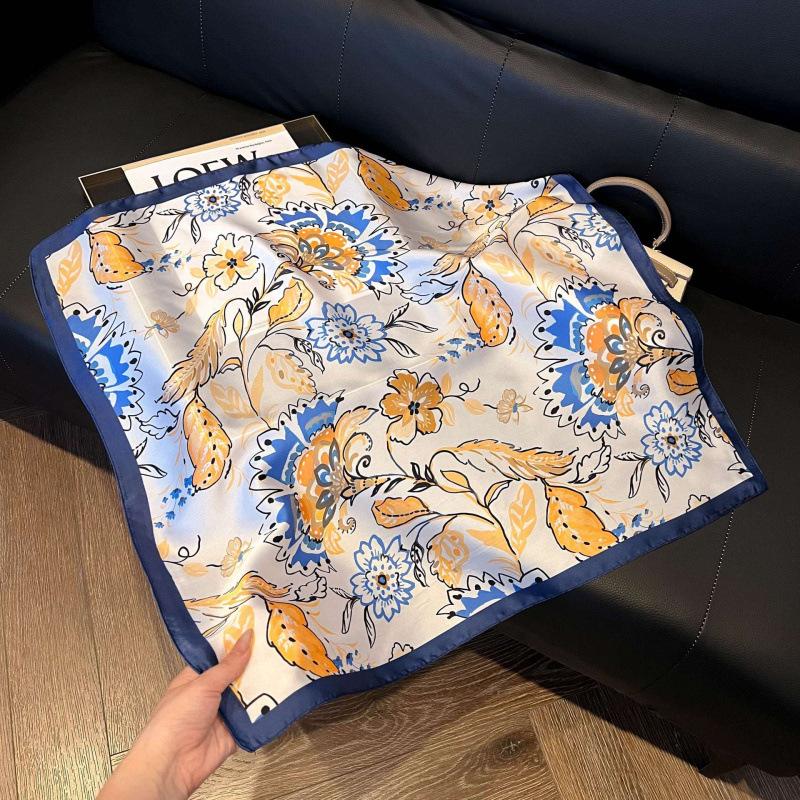 Retro silk scarves for women's new high-end accessories, neck small square scarf, scarf waist, fashionable and versatile, and gifts can be given.