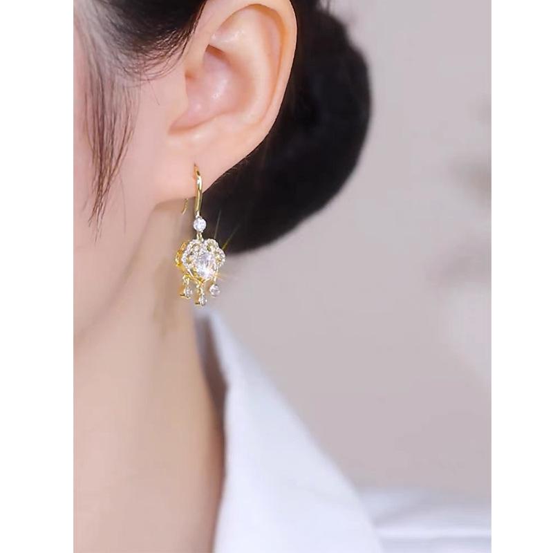 Delicate zircon Ruyi safe lock earrings, ear hooks, female, Chinese style design, high-end light luxury ear clips, no ear piercings.