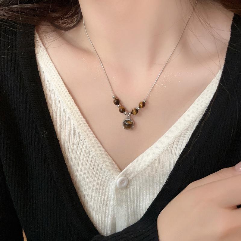 Винтажное кожаное ожерелье с подвеской из камня тигровый глаз, женская нишевая ключичная цепочка класса люкс, высококачественная двухслойная накладная цепочка для свитера