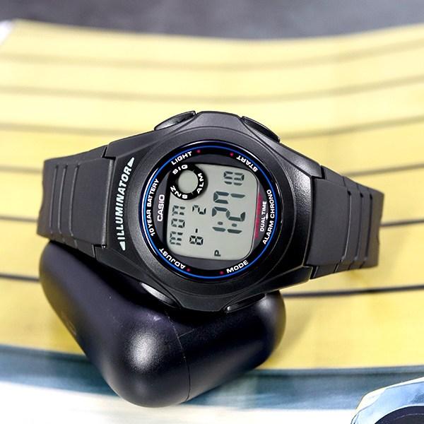 Casio Часы 200 с круглым аккумулятором, автоматическим календарем и светодиодной подсветкой, срок службы батареи 10 лет, двойное время, черные