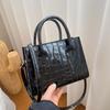 2025 New Fashion Portable Women's Bag, Shoulder Texture, Crocodile Pattern, Simple Foreign Style, Solid Color Messenger Bag, Small Square Bag.
