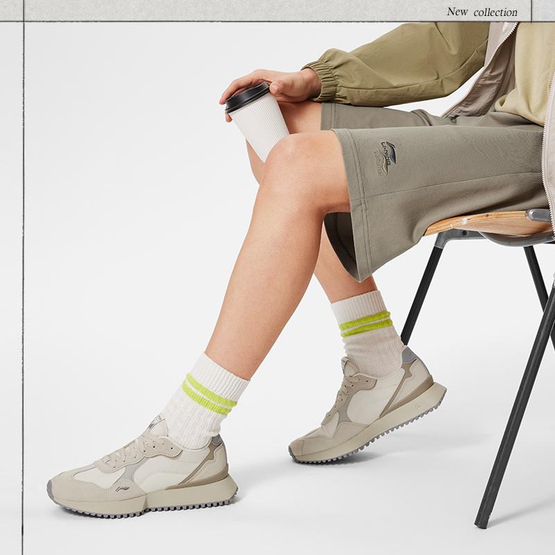 Li Ning Sports Lifestyle Series однотонные прямые повседневные шорты со средней посадкой и вышитым логотипом, мужские шорты гранатово-желтого цвета AKSU699-6