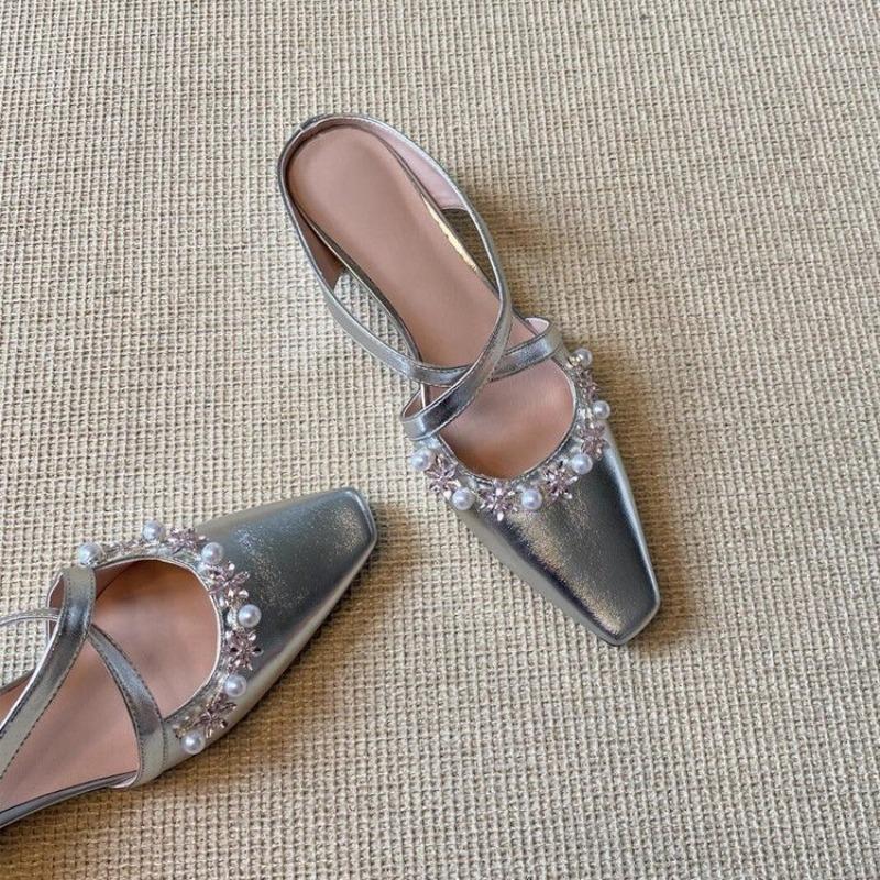 Модные новые полушлепанцы баотоу с перекрестными ремешками в французском стиле, с квадратным носком и мелким вырезом, сандалии и шлепанцы, подчеркивающие темперамент