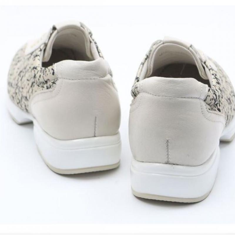 Shiz Madam Women S Hidden Banding SneakerS A42340