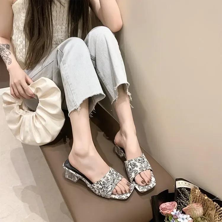 Летние новые тапочки женские модные вышитые босоножки на прозрачном каблуке женские сексуальные большие размеры квадратный носок повседневные тапочки