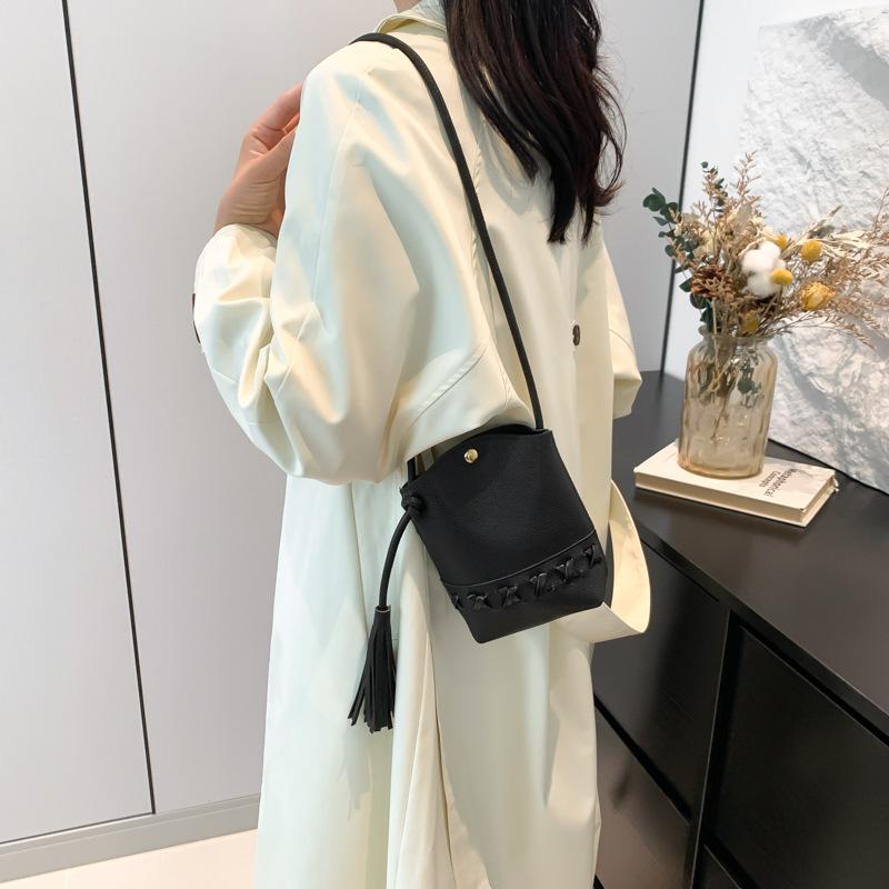2024 летняя новая повседневная корейская версия одно плечо пригородная маленькая квадратная сумка нишевый дизайн модная сумка-мессенджер для мобильного телефона женская