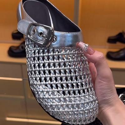 Нишевая толстая подошва полу-драг женская 2025 Европейская станция новая верхняя одежда мода темперамент сандалии ремень пряжка британский одиночный тренд обуви