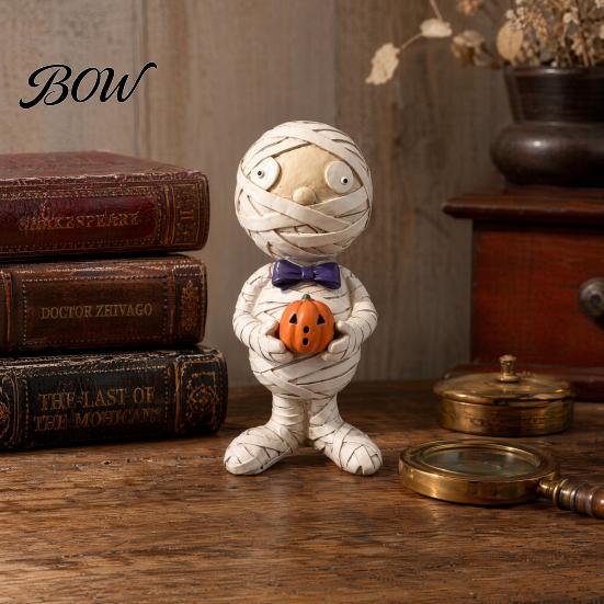 Desk Ornament Mummy Holding Pumpkin Halloween Decoration, Spooky Resin Figurine Decoration Desktop for Indoor Shelf, Tiered Tray Decor Zombie Model