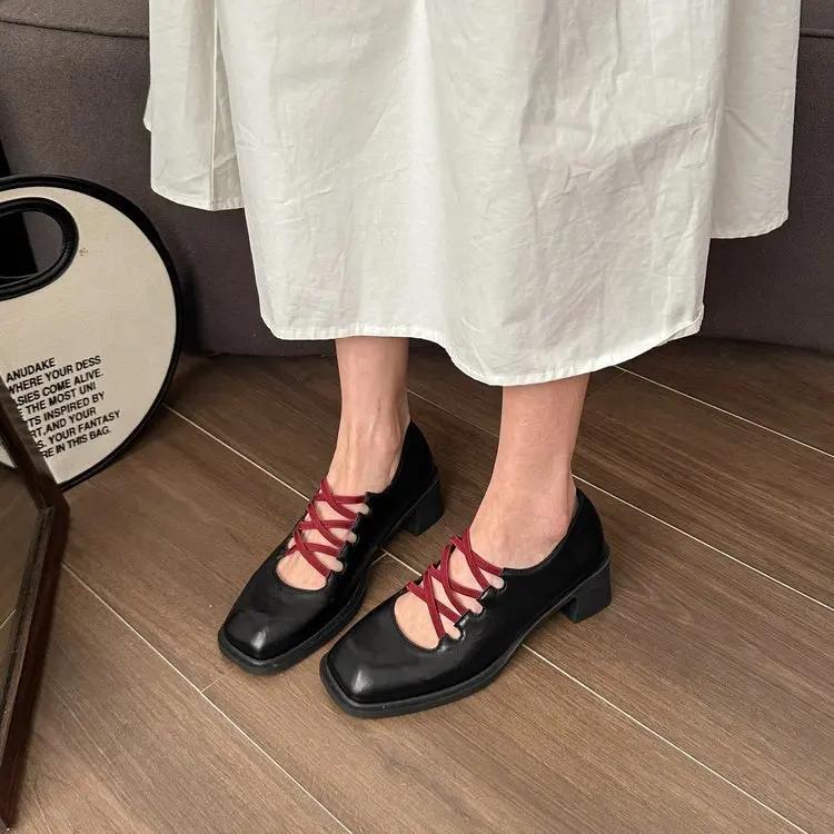 Мода 2025 Весна и Осень Новые Туфли Мэри Джейн с Квадратным Носком Женские Ретро Повседневные Все Модные Маленькие Кожаные Туфли