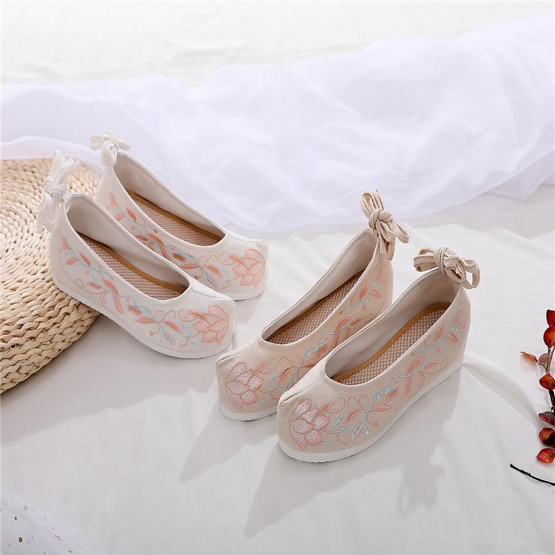 Весной и осенью Melaleuca старинные вышитые женские туфли приобретают деформированную голову Джокера в стиле ретро.