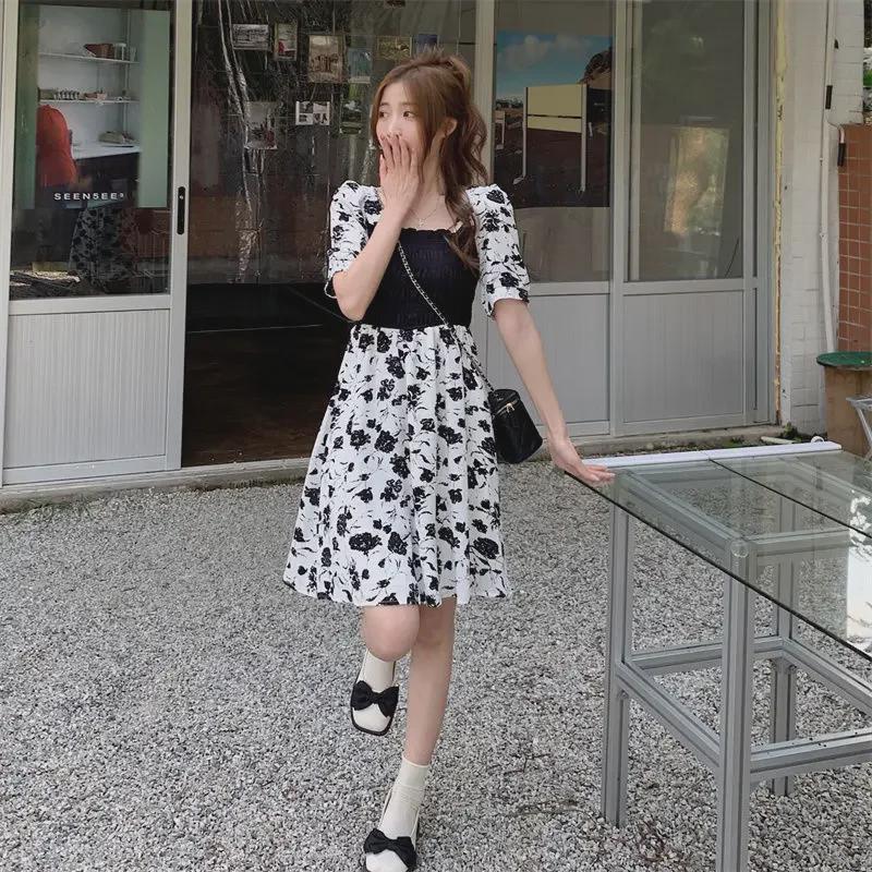 Летнее платье длиной до колена с цветочным принтом 2024 года, французскими рукавами-фонариками и утягивающим талию дизайном