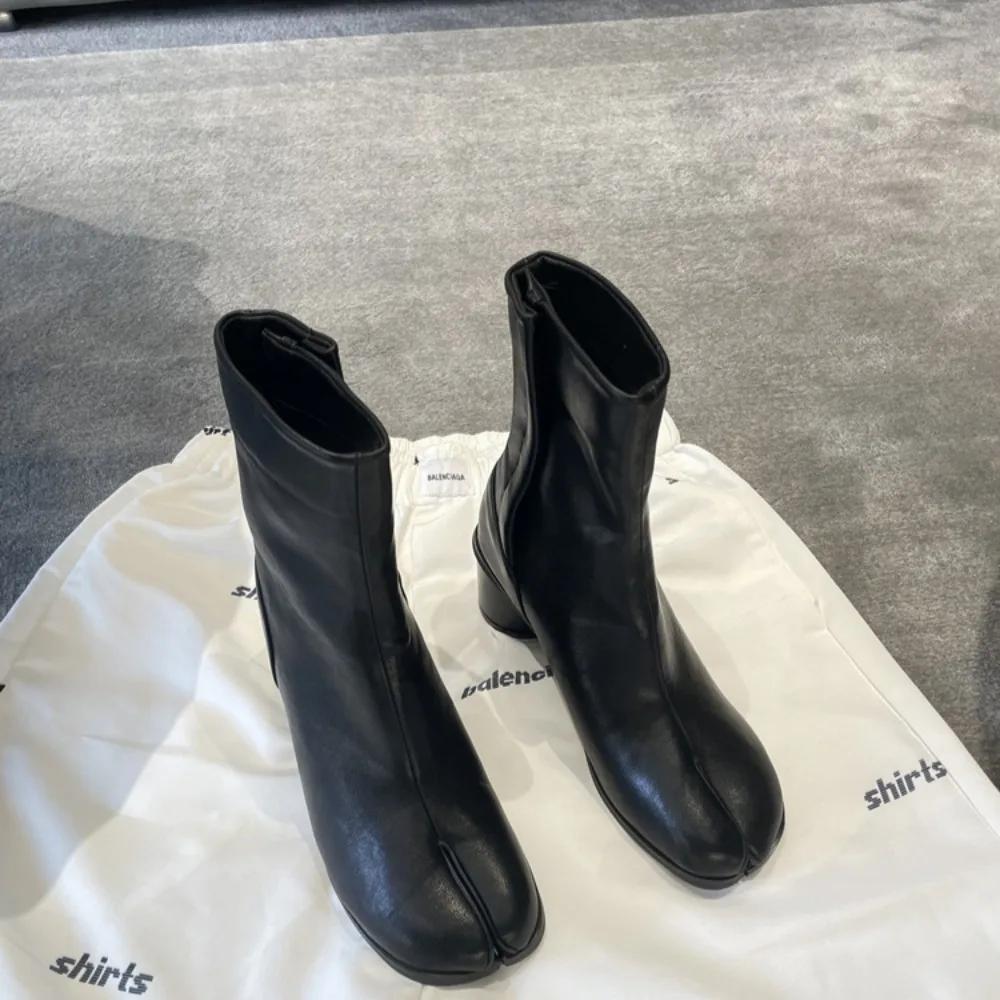 Женские ботинки из коровьей замши, женская обувь из натуральной кожи с раздвоенным носком, толстый каблук, средняя подошва, короткие ботинки челси для женщин, ботинки с раздвоенным носком