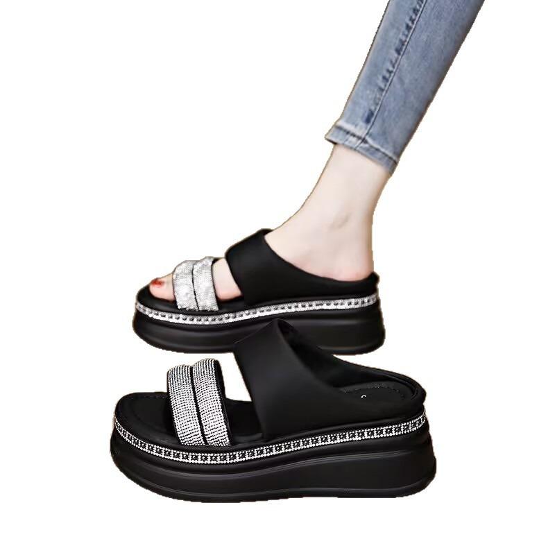 Красивые шлепанцы на платформе женские летние новые универсальные модные с юбкой стразы танкетка сандалии на перемычке