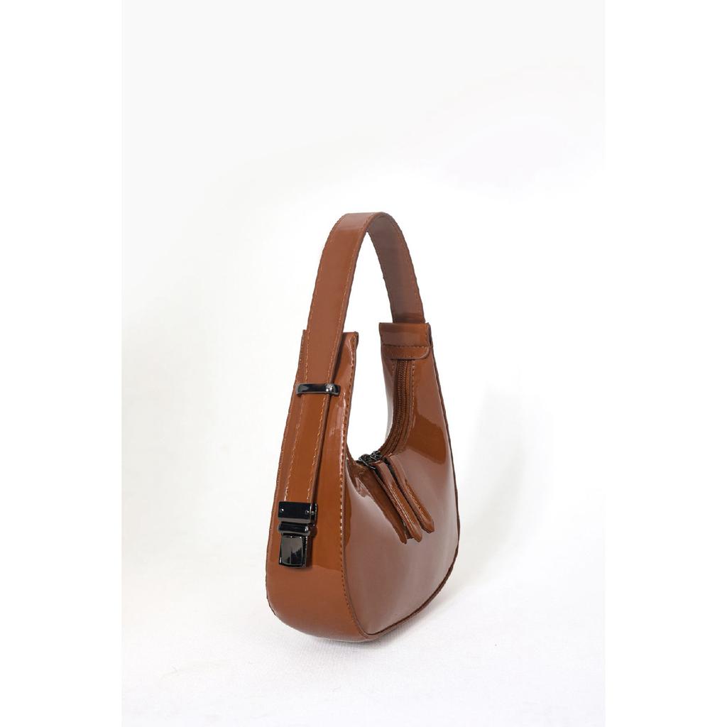 Женская бордово-красная сумка на плечо из лакированной кожи с детальным ремешком