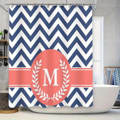 Персонализированная шторка для душа с монограммой и шевронным узором для ванных комнат, темно-синяя, кораллово-красная, размер 72x84 дюйма