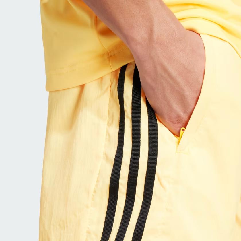 adidas Мужские легкие плетеные шорты Tiro с полосатым цветовым блоком и логотипом, низ, желтые IS1535