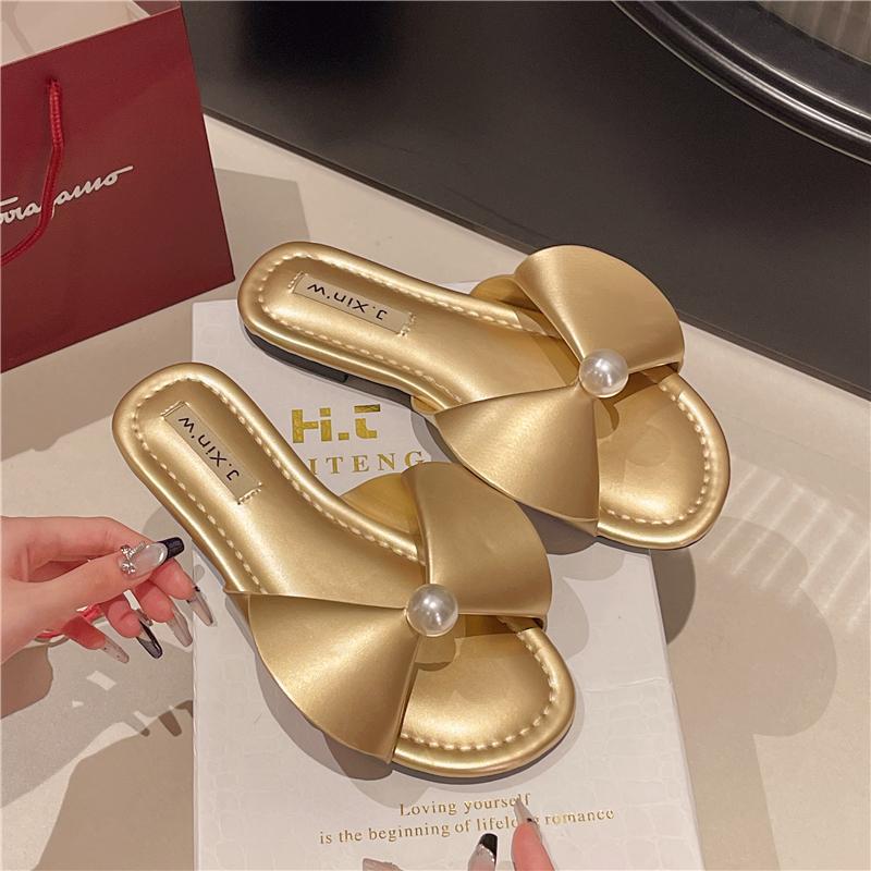 Модные, высококлассные и элегантные шлепанцы для женщин на лето 2025 года, с новым французским плоским дизайном, украшенные бантом и жемчугом