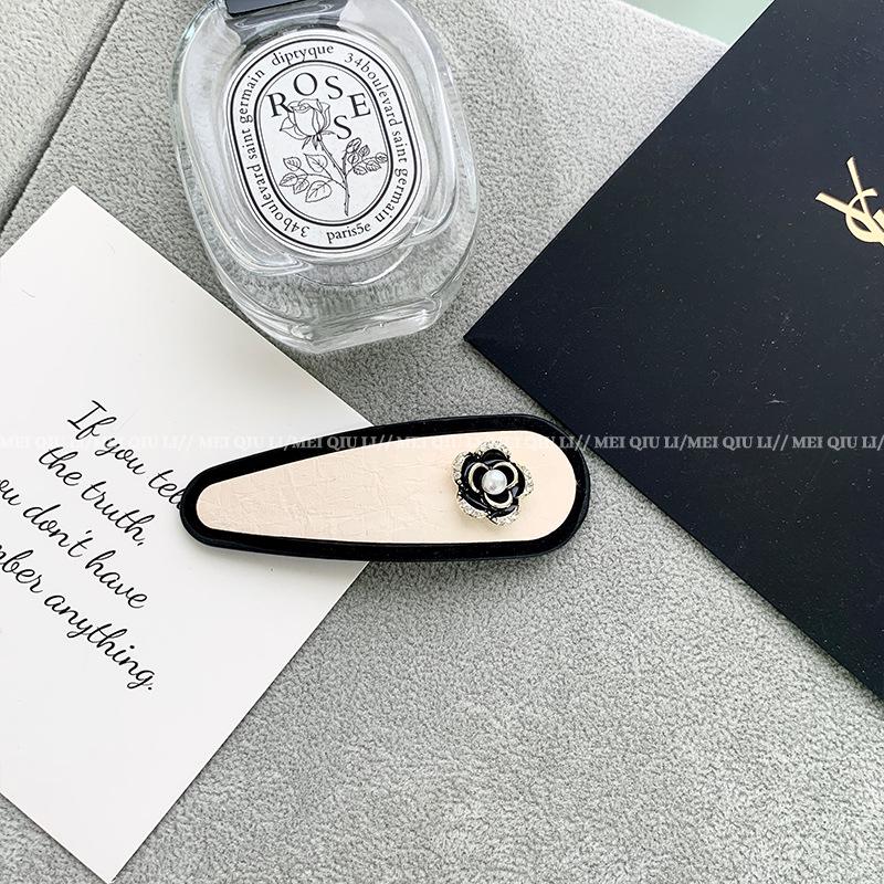 Elegant Black & White Camellia Hairpin - Classic French Style, Luxurious Bangs Clip, All-Match Hair Accessory for Women.