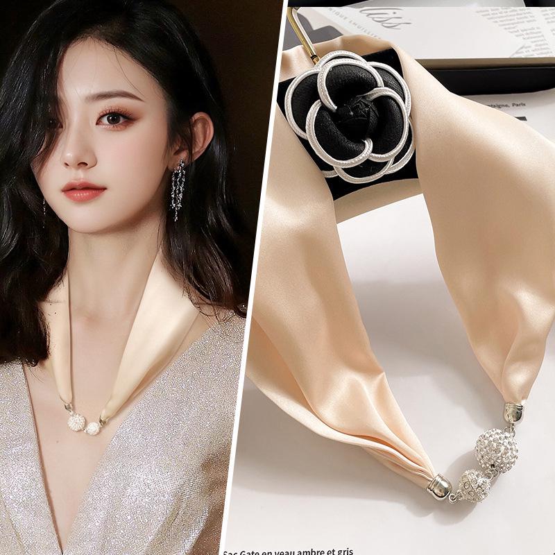 Женский шелковый шарф с магнитной пряжкой — модная защита шеи на весну, лето и осень 2024 года