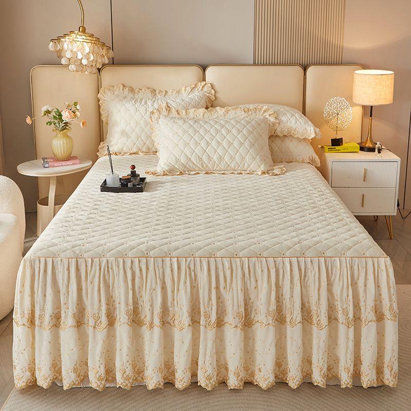 Современный стеганый комплект из кружевной клетчатой юбки с наволочками - 3 предмета, мягкий, удобный, дышащий, однотонный дизайн для спальни