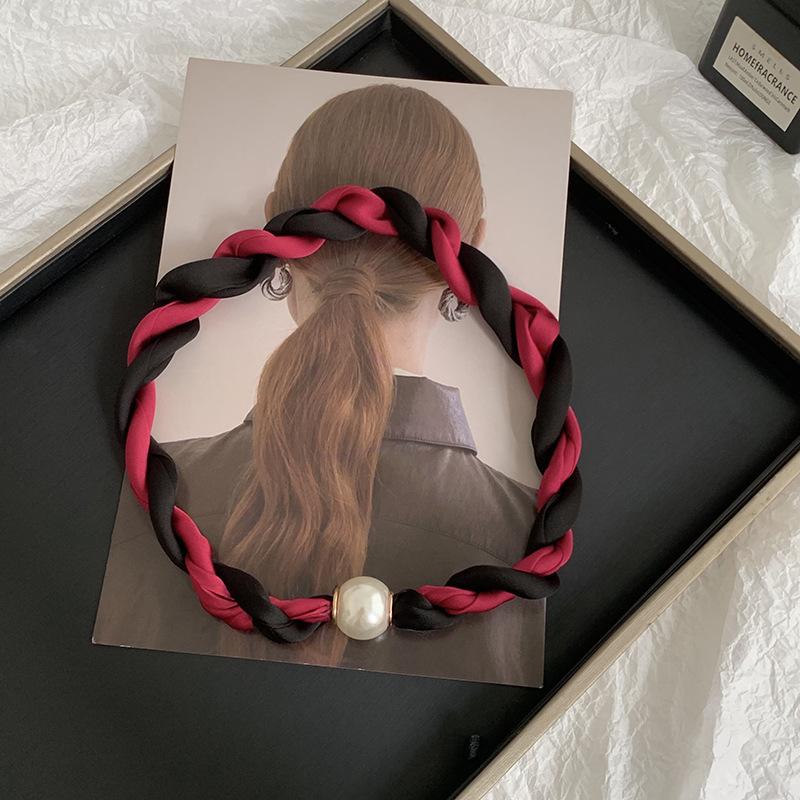 Pearl Necklace Twist Silk Scarf High-end Neck Protection Scarf with Shirt Magnetic Silk Scarf Simple Scarf Collarbone Chain