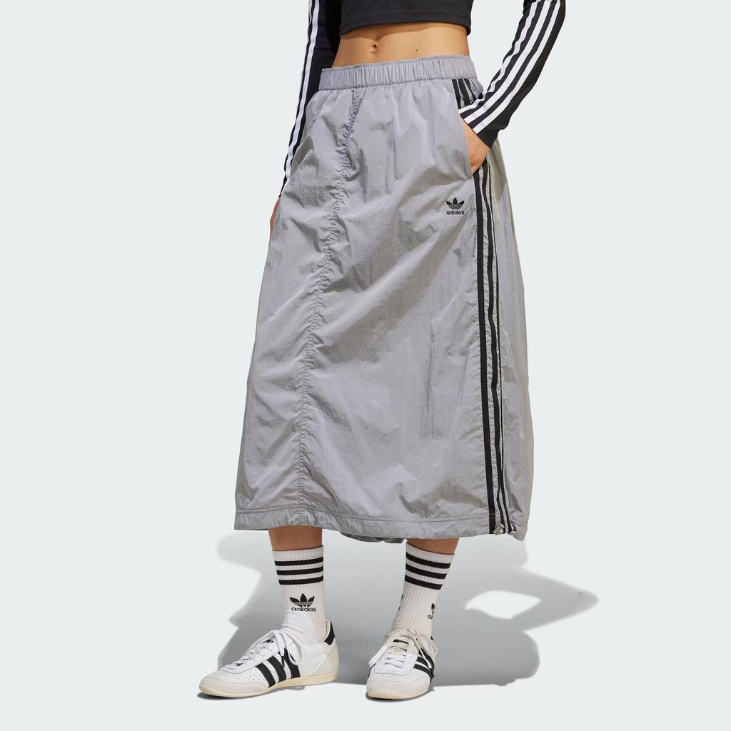 adidas Оригинальная миди-юбка Adicolor из тканого нейлона с логотипом бренда и тремя полосками, спортивная эластичная повседневная длинная юбка, женская юбка, ледяной серый JD2582