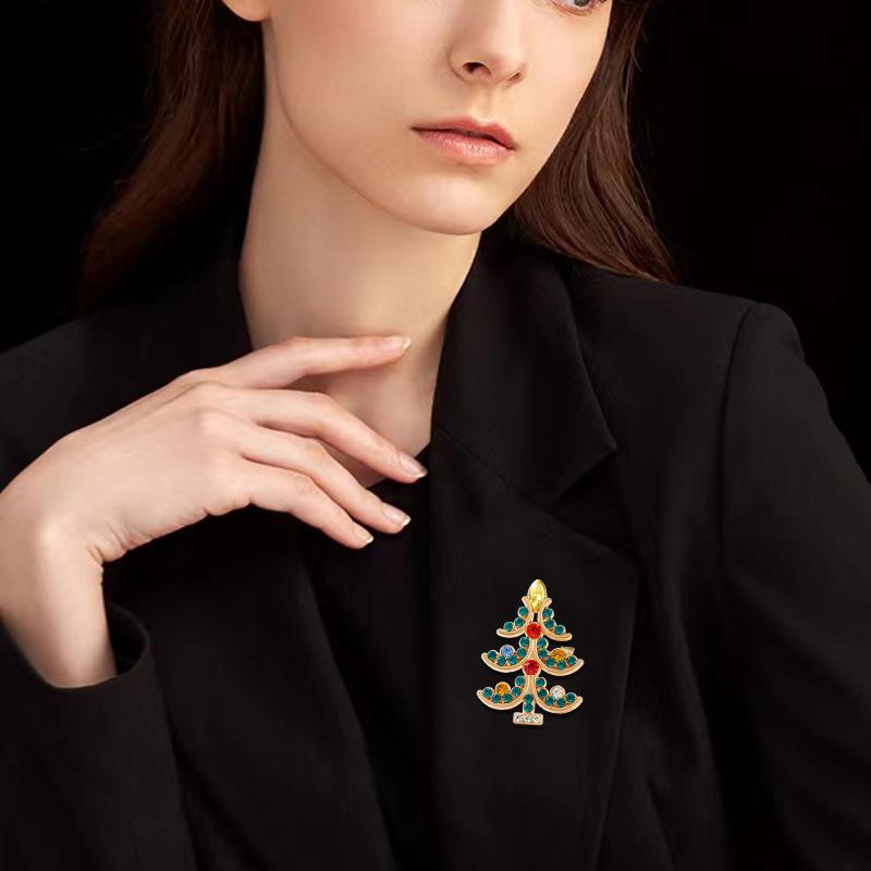 Рождественская брошь Рождественская елка Праздничная вечеринка Новые подарки Металлическая брошь с бриллиантами Аксессуары