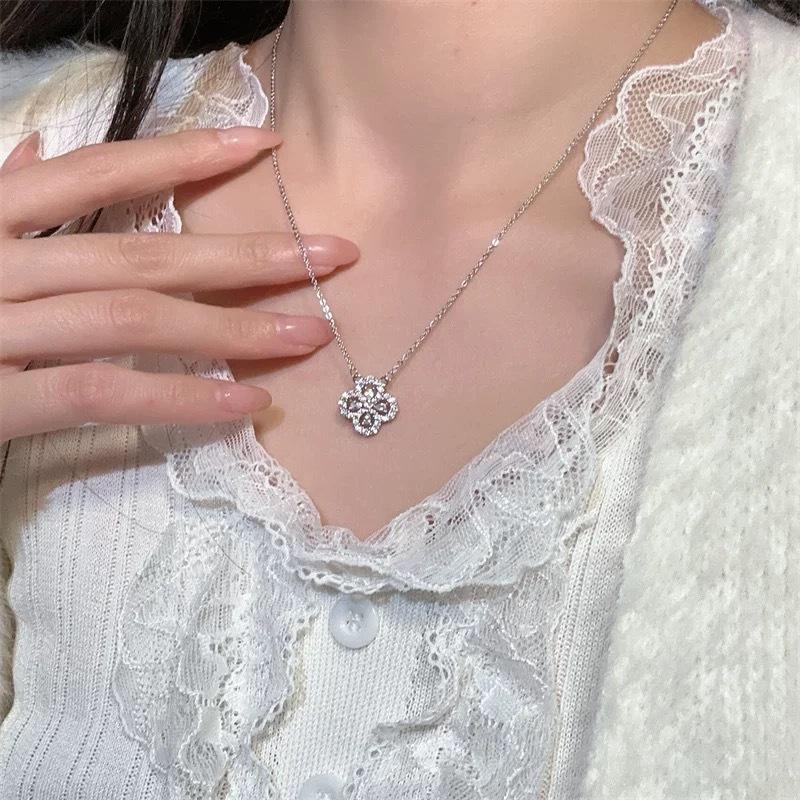 Full Diamond Four-leaf Clover Necklace Light Luxury Niche Collarbone Chain Transshipment Item Jewelry Gift for Girlfriend and Girlfriend