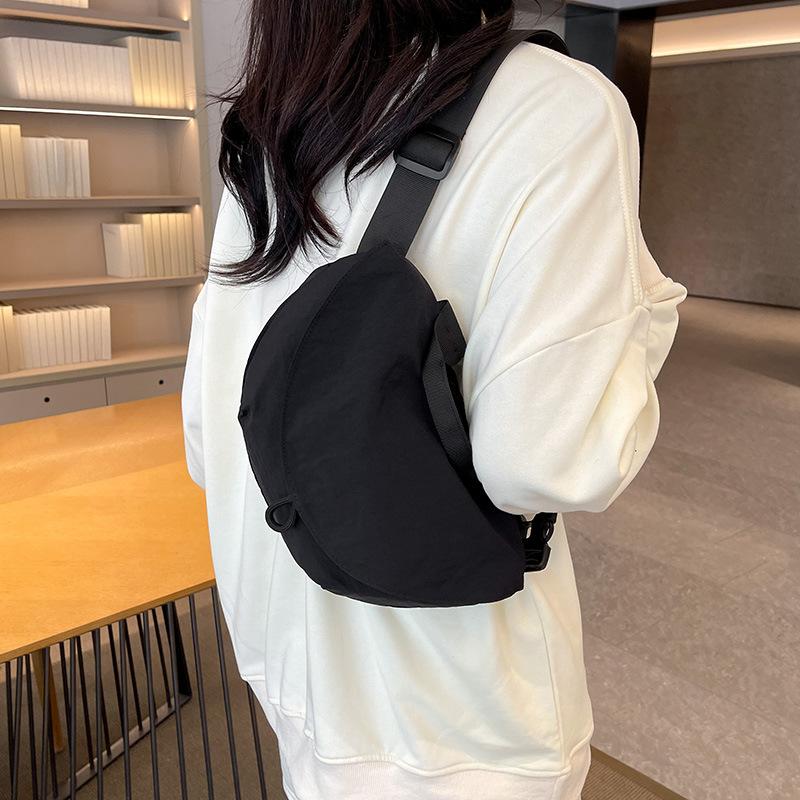 Женская сумка через плечо Большая вместимость Crossbody Сумка-пельмень Нейлон Нишевый дизайн Универсальная и Высококлассная Сумка на грудь