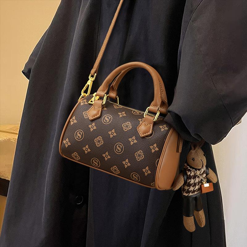 Bag 2026 New Spring and Summer Women's Bag Shoulder Handbag Light Luxury Niche Design Commuter Messenger Bag