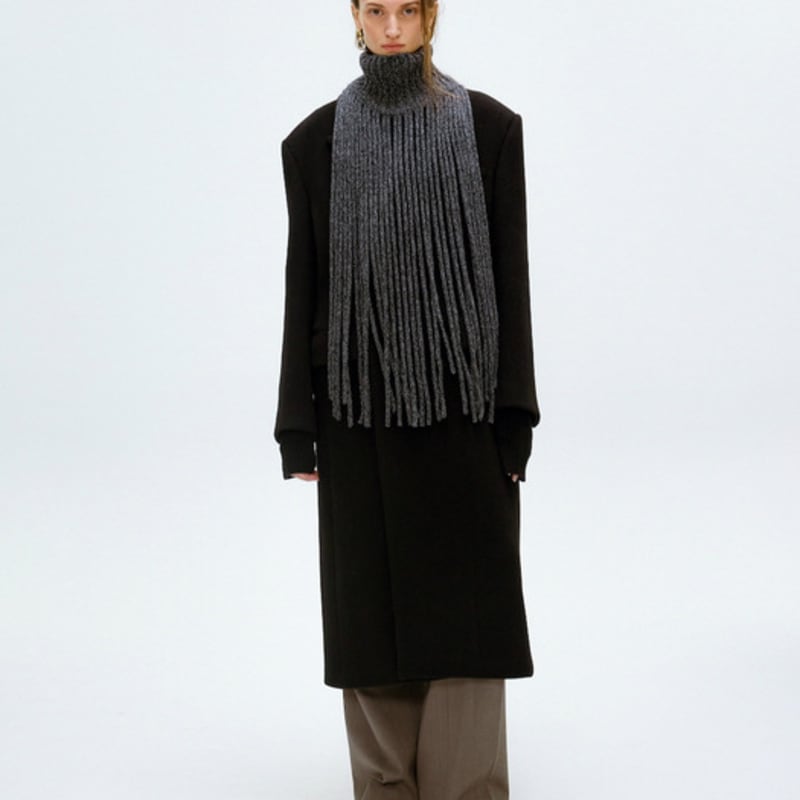 ВЯЗАНЫЙ ТЕПЛЫЙ СНУД С КИСТОЧКАМИ ПОД ГОРЛО H.A.S_ЧЕРНЫЙ