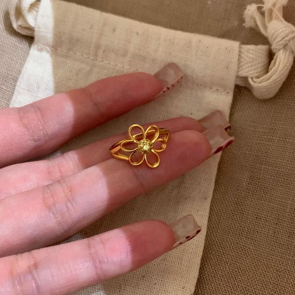 Fashionable and Minimalist Hollow Flower Design, Gold Ring Inlaid with Yellow Zircon, Adjustable Women's Open Ring
